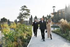 Президент Ильхам Алиев и Первая леди Мехрибан Алиева ознакомились с условиями, созданными в парке Низами Гянджеви после реконструкции (ФОТО/ВИДЕО)