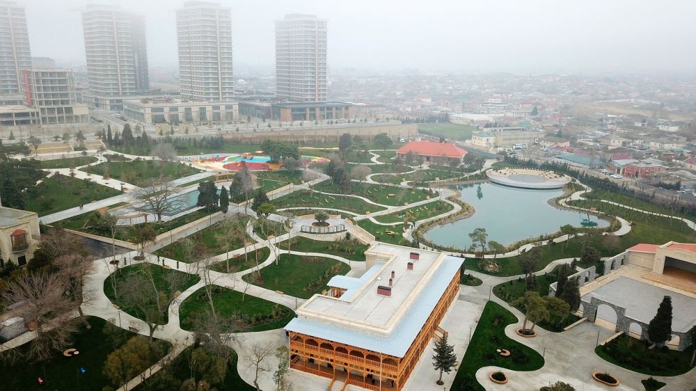 Президент Ильхам Алиев и Первая леди Мехрибан Алиева ознакомились с условиями, созданными в парке Низами Гянджеви после реконструкции (ФОТО/ВИДЕО)