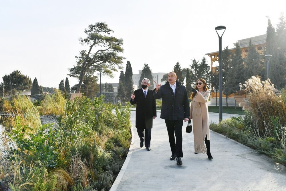 President Ilham Aliyev and First Lady Mehriban Aliyeva view conditions created at newly renovated Nizami Ganjavi Park (PHOTO/VIDEO)