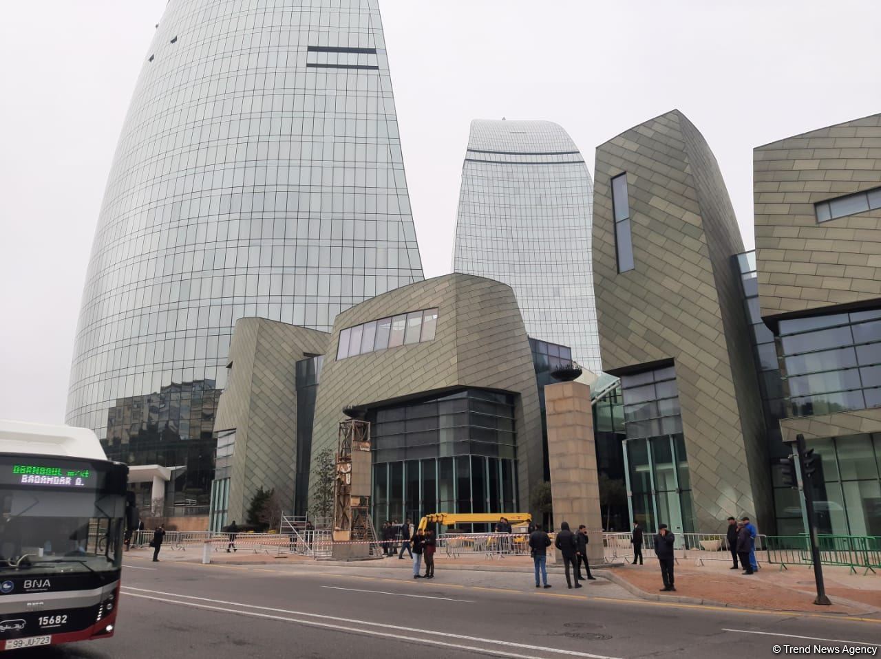 Explosion occurs in front of Flame Towers in Baku (PHOTO/VIDEO)