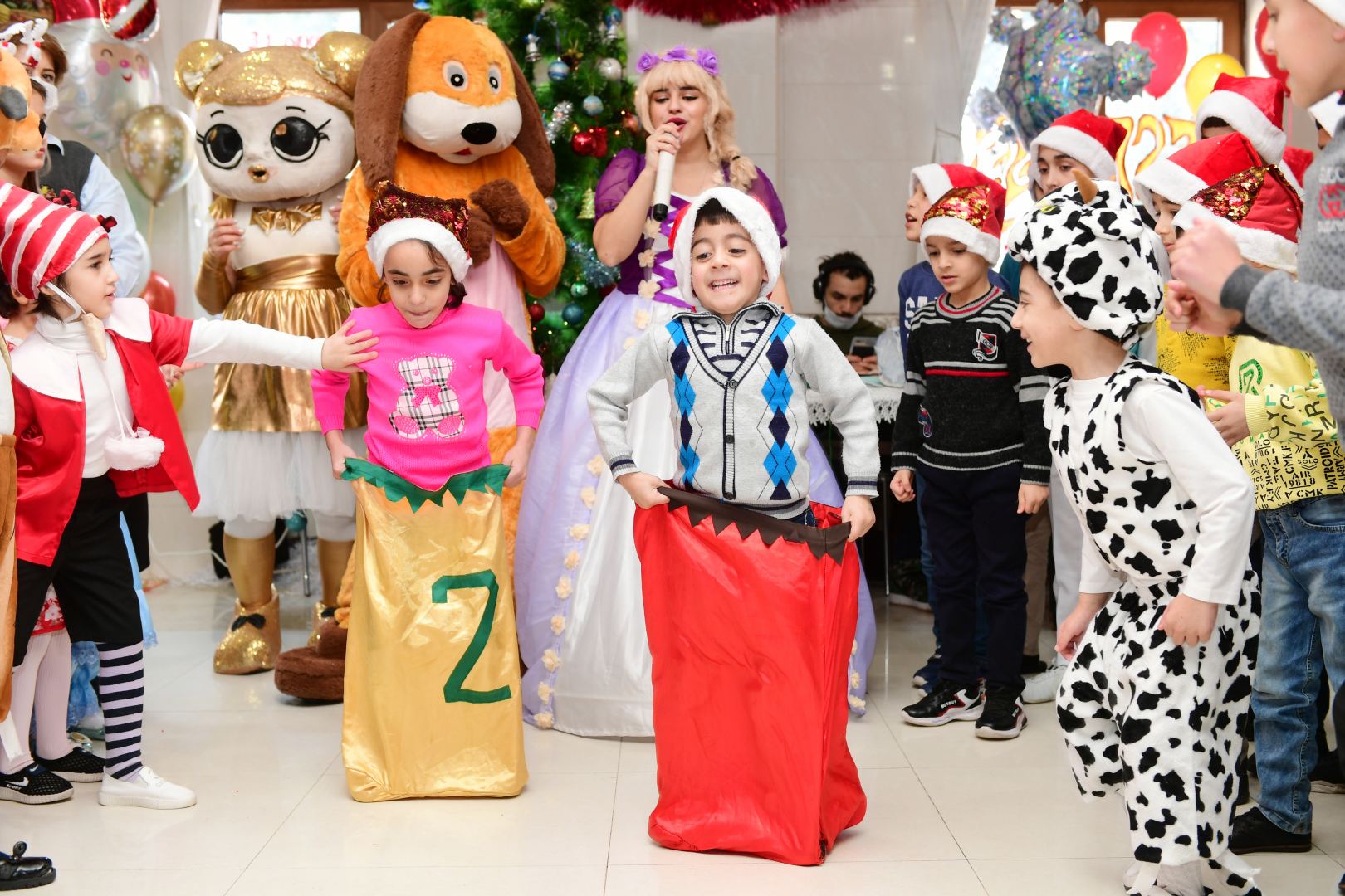 По инициативе Президента Фонда Гейдара Алиева Мехрибан Алиевой организовано новогоднее празднество для детей, нуждающихся в особой заботе и лишенных родительской опеки (ФОТО/ВИДЕО)