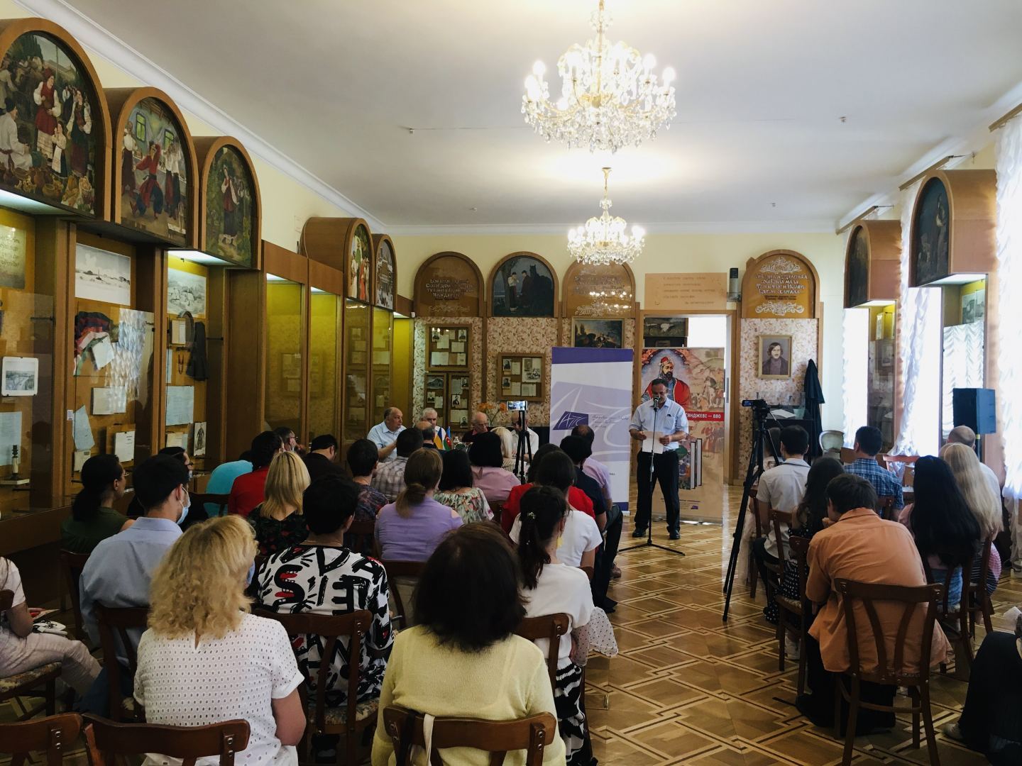 Украинский PEN-клуб назвал издание поэмы Низами Гянджеви в числе лучших в 2021 году (ФОТО)