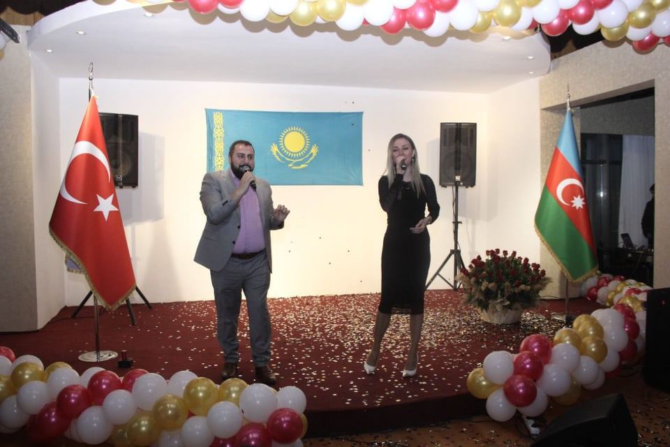 В Баку с концертом выступил известный певец из Казахстана Торегали Тореали (ФОТО)