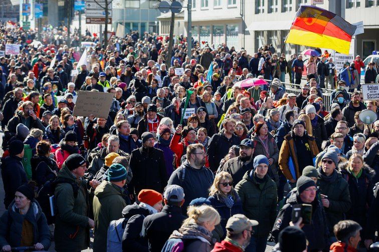 Более 30 тыс. человек в ФРГ вышли на акции протеста против коронавирусных ограничений