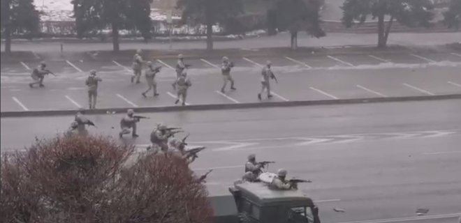 В центре Алматы продолжается стрельба