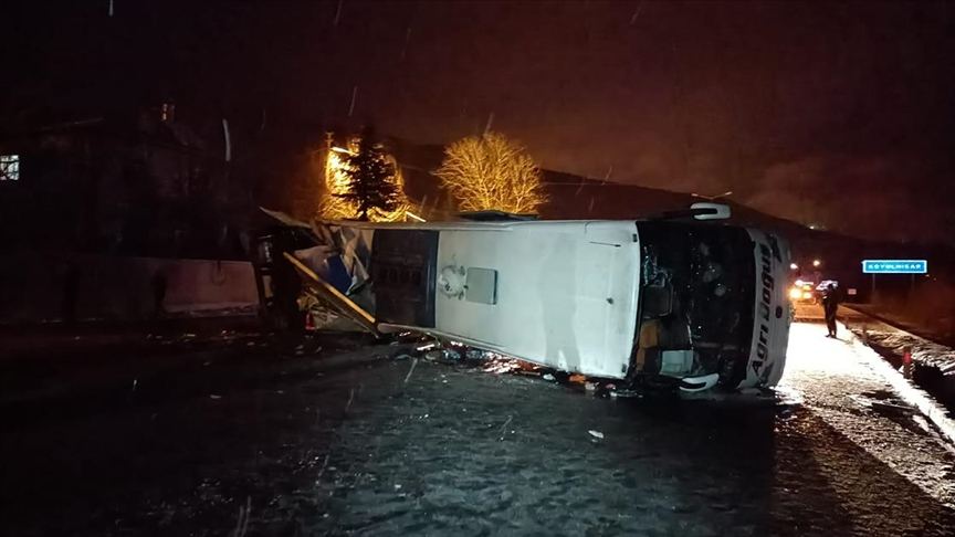В Турции автобус столкнулся с грузовиком, есть погибший и раненые