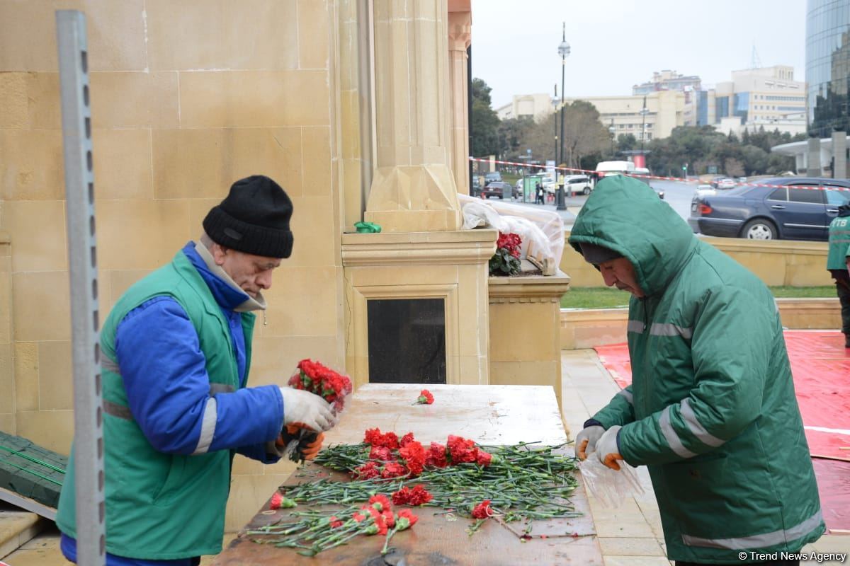 На территории Аллеи шехидов в Баку проводятся работы по благоустройству (ФОТО)