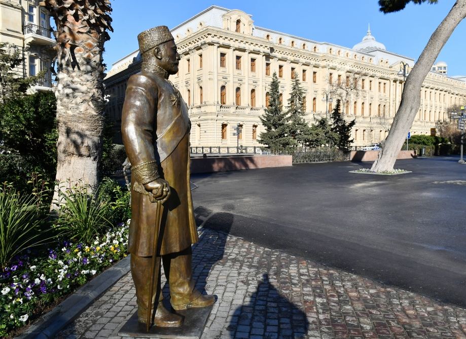 President Ilham Aliyev unveils monument to philanthropist Haji Zeynalabdin Taghiyev in Baku (PHOTO/VIDEO)