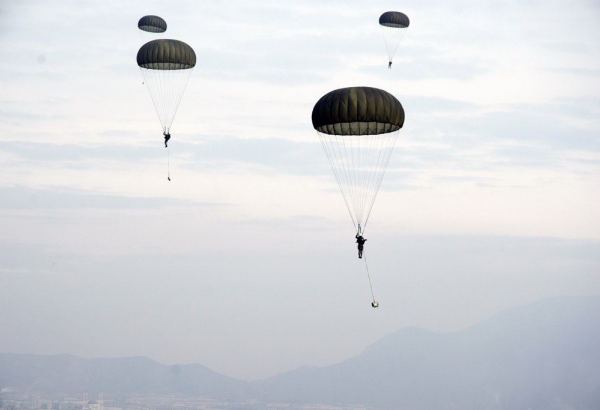 Azerbaijani servicemen take part in parachute training in Turkey (PHOTO)