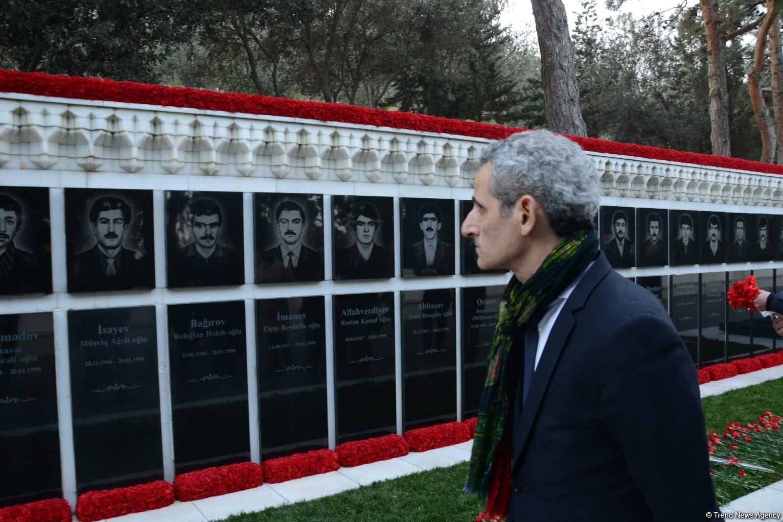 Avropa İttifaqı ölkələrinin səfirləri Şəhidlər Xiyabanını ziyarət edib (FOTO)