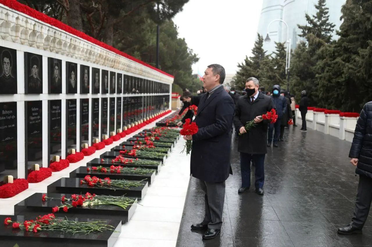 Ambassador of Kazakhstan to Azerbaijan honors memory of victims of January 20 tragedy (PHOTO)