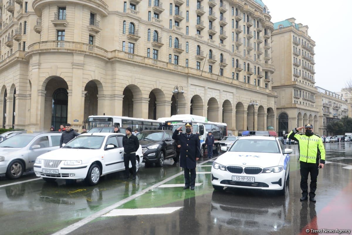 В Азербайджане почтили память шехидов 20 Января минутой молчания, приостановлено движение транспорта (ФОТО/ВИДЕО)