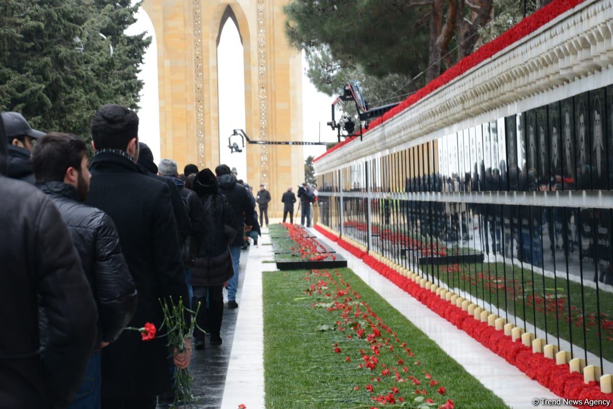 Azerbaijani people honor memory of victims of January 20 tragedy (PHOTO/VIDEO)