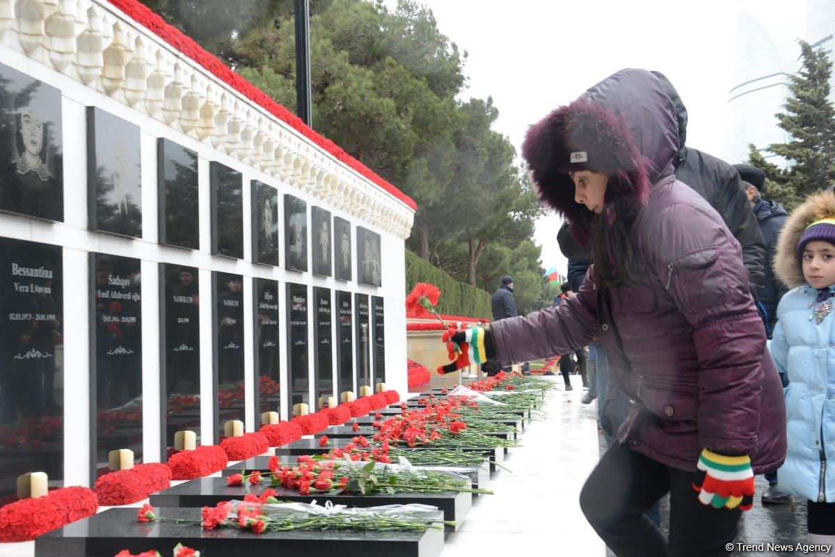 Azerbaijani people honor memory of victims of January 20 tragedy (PHOTO/VIDEO)