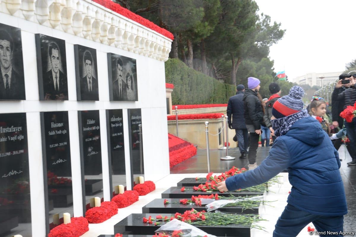 Azerbaijani people honor memory of victims of January 20 tragedy (PHOTO/VIDEO)