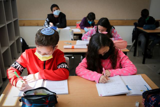 Израиль отменяет карантины в школах, вводит два теста в неделю для учащихся