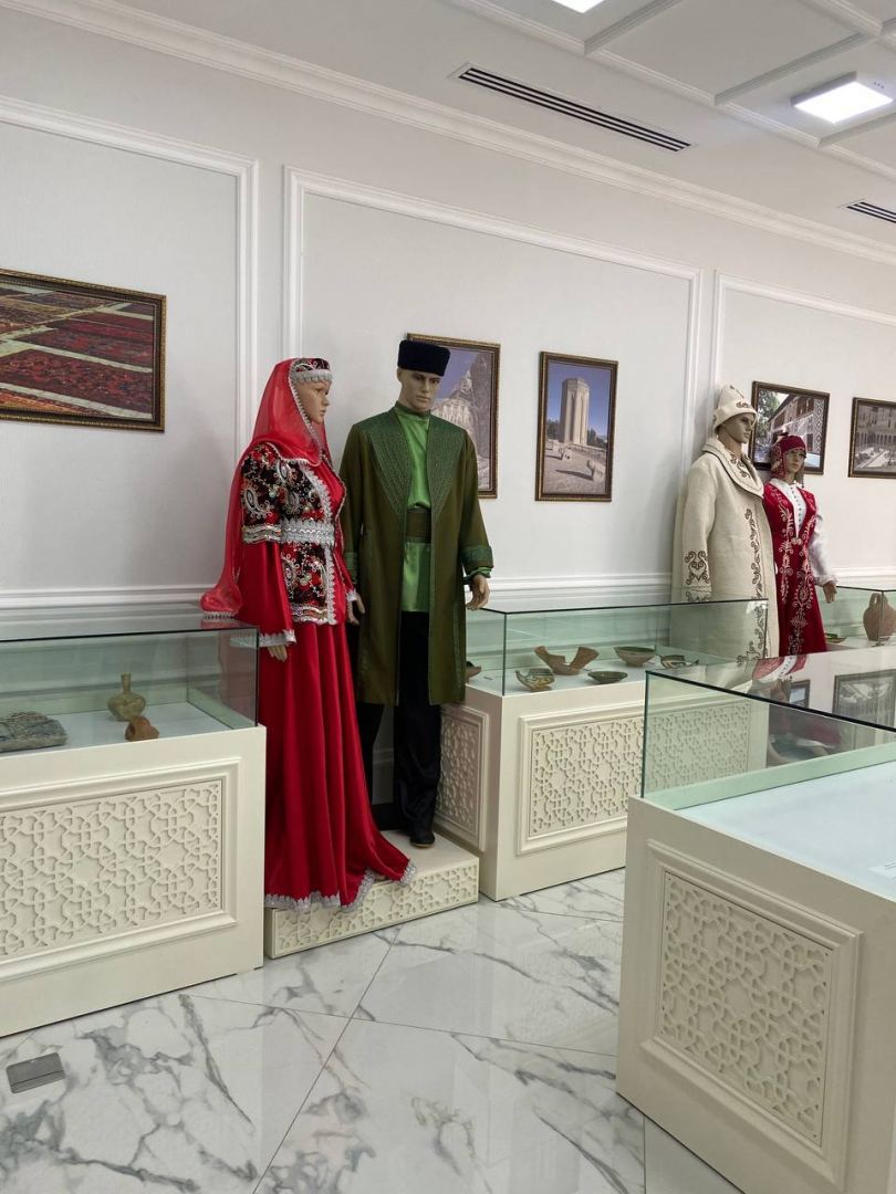 Гюльнара Халилова подарила образцы национальной одежды музею Международного фонда тюркской культуры и наследия (ФОТО)