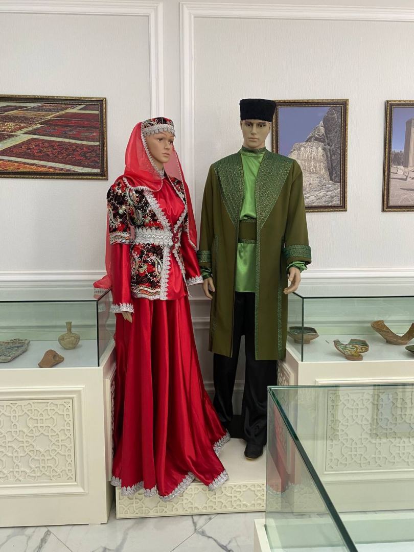 Гюльнара Халилова подарила образцы национальной одежды музею Международного фонда тюркской культуры и наследия (ФОТО)