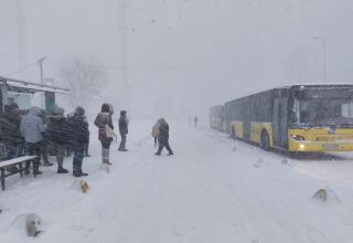 Heavy snowfall cripples life in Istanbul amid safety warnings