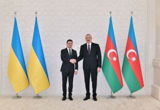Президент Ильхам Алиев позвонил Президенту Украины Володимиру Зеленскому