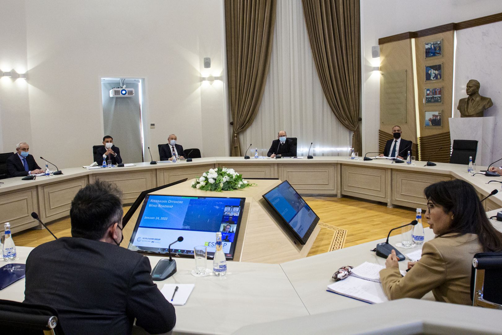 Azerbaijan, WB discuss ways to use wind energy potential of Caspian Sea (PHOTO)