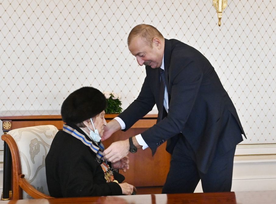 Prezident İlham Əliyev Fatma Səttarovaya “İstiqlal” ordenini təqdim edib (FOTO) - Gallery Image