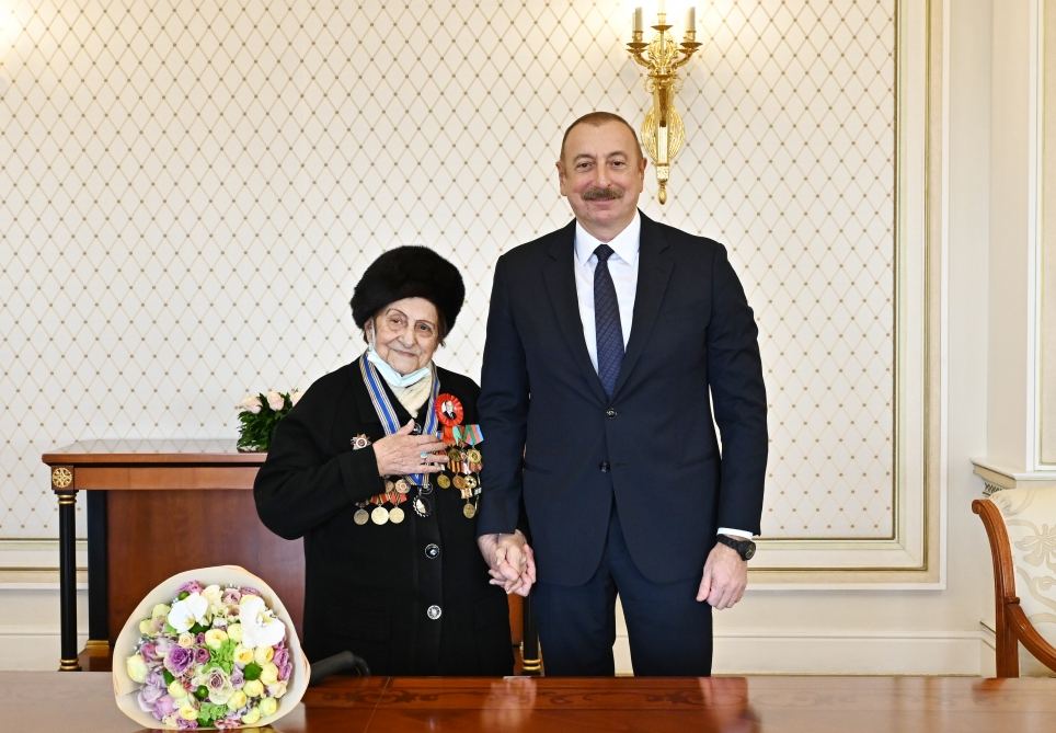 President Ilham Aliyev presents Istiglal Order to Chairperson of Organization of Veterans of War, Labor and Armed Forces of Azerbaijan (PHOTO/VIDEO)