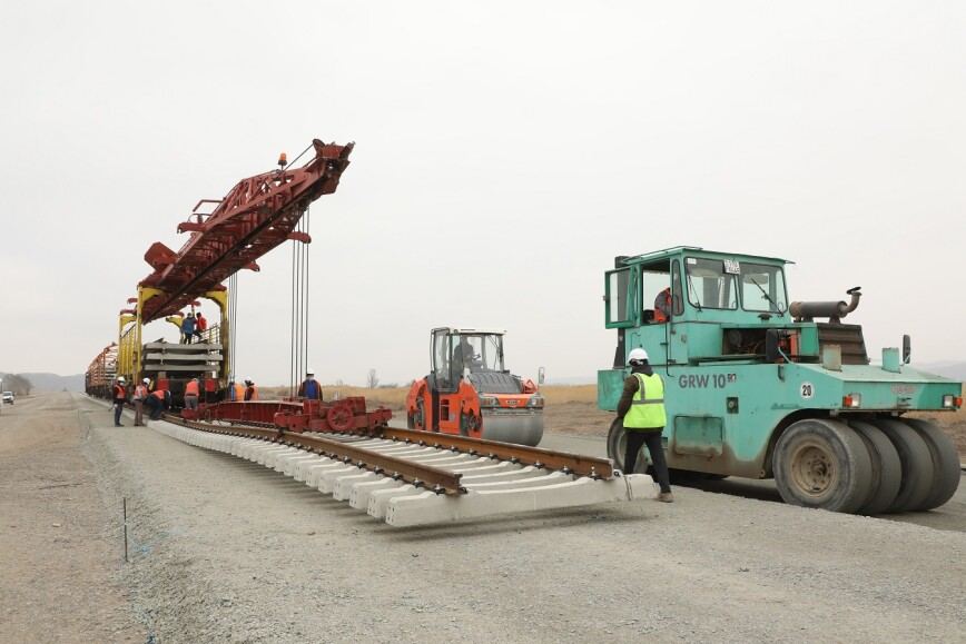 В рамках строительства ж/д Горадиз-Агбенд организовано движение рабочих поездов до станции Махмудлу в Джебраиле (ФОТО)