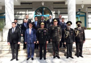 Azerbaijani defense minister continues official visit to Iran (PHOTO)