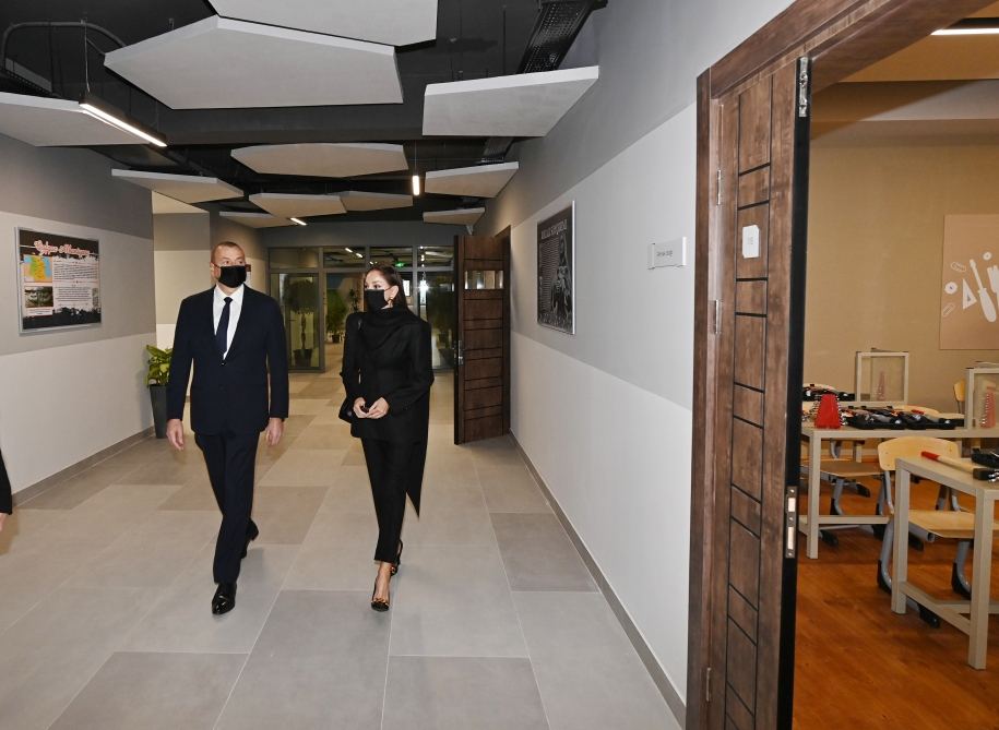 Президент Ильхам Алиев и Первая леди Мехрибан Алиева приняли участие в открытии нового Учебного и сервисного комплекса в поселке Бина (ФОТО/ВИДЕО)
