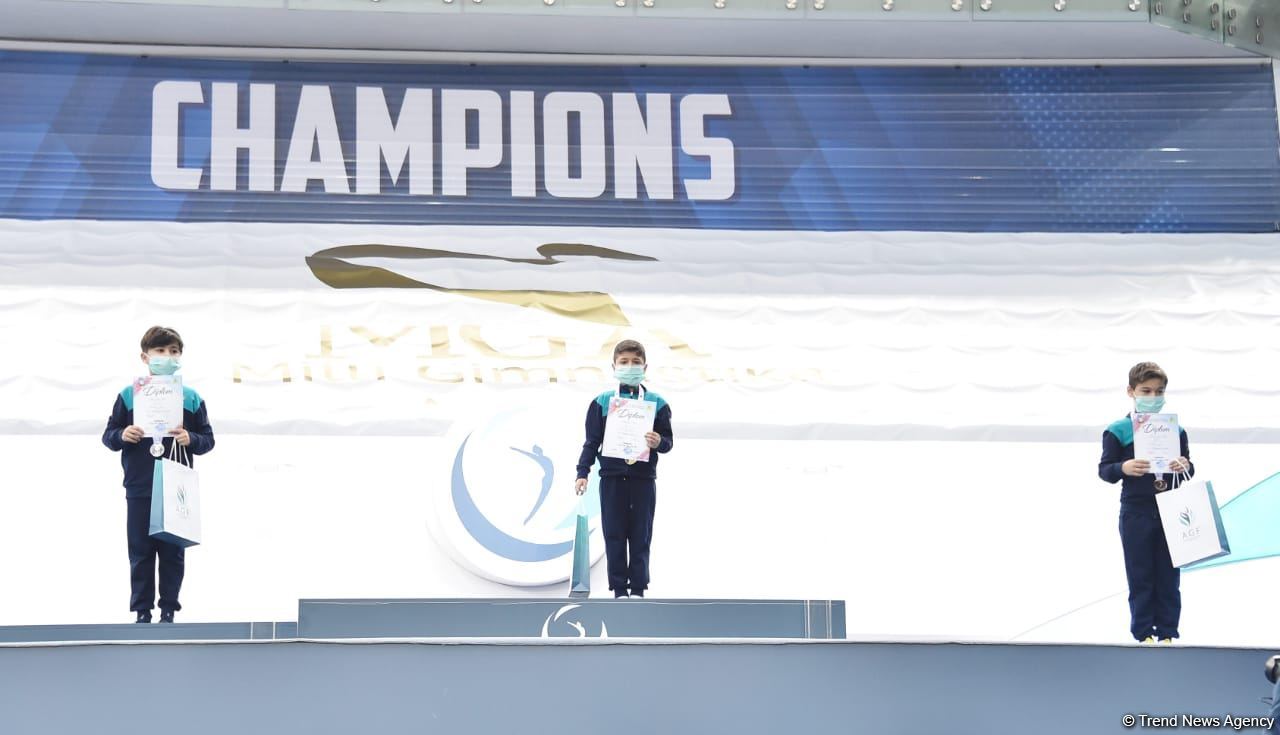 Церемония награждения победителей Первенства Азербайджана и Чемпионата Баку по прыжкам на батуте и акробатической дорожке (ФОТО)