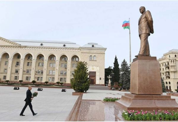 Президент Ильхам Алиев посетил памятник общенациональному лидеру Гейдару Алиеву в Гяндже (ФОТО/ВИДЕО)