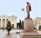 Президент Ильхам Алиев посетил памятник общенациональному лидеру Гейдару Алиеву в Гяндже (ФОТО/ВИДЕО)