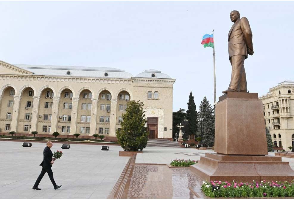 President Ilham Aliyev visits monument to national leader Heydar Aliyev in Ganja (PHOTO/VIDEO)