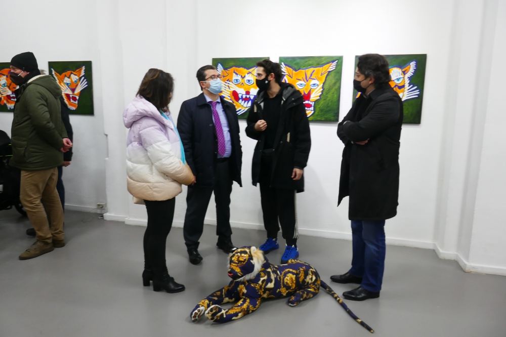 В Париже появились необычные азербайджанские тигры с закодированными символами (ФОТО)