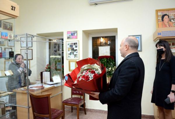 Министр культуры  Анар Керимов поздравил с юбилеем Зарифу Салахову, посетив  Музей миниатюрной книги (ФОТО)