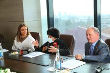 Dövlət Agentliyində İkinci Dünya müharibəsinin iştirakçısı Fatma Səttarova ilə görüş keçirilib (FOTO)