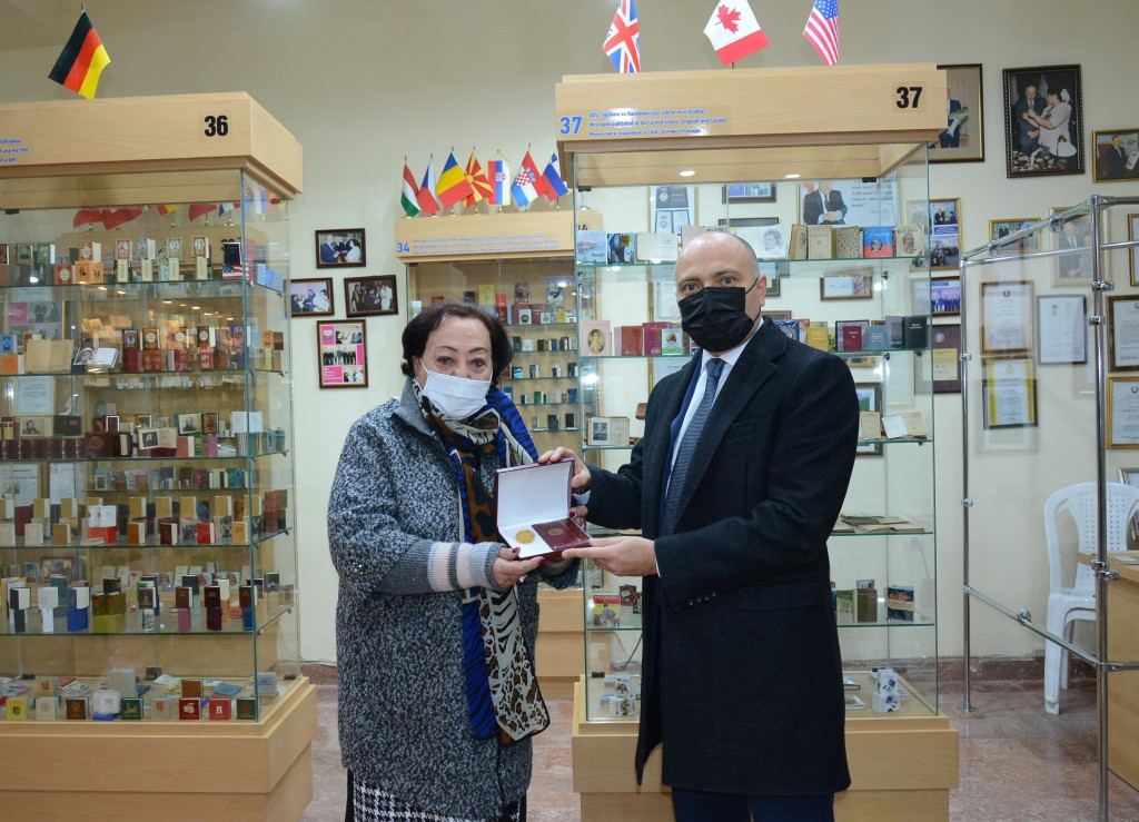 Министр культуры  Анар Керимов поздравил с юбилеем Зарифу Салахову, посетив  Музей миниатюрной книги (ФОТО)