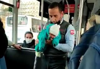 Bakıda avtobus sürücüsünün hərəkəti hər kəsi heyrətləndirdi (VİDEO)