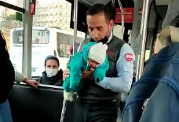 Bakıda avtobus sürücüsünün hərəkəti hər kəsi heyrətləndirdi (VİDEO)
