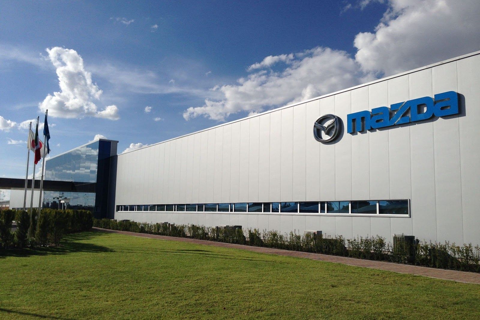 Mazda приостановит работу двух заводов в Японии из-за проблем с поставкой деталей