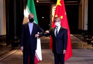 Chinese, Iranian FMs talk over phone
