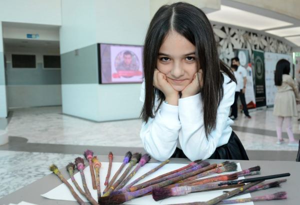 В Баку прошел вечер "Краски Харыбюльбюль" – экспозиция работ детей шехидов (ФОТО)