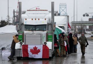 В Канаде суд постановил прекратить блокаду моста грузовиками на границе с США
