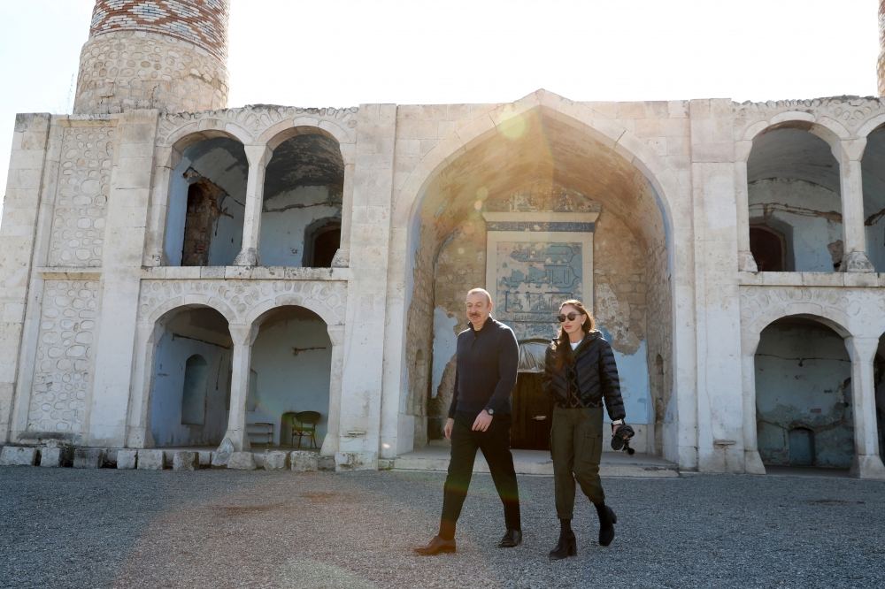 Президент Ильхам Алиев и Первая леди Мехрибан Алиева ознакомились с ходом реставрационных работ в Агдамской Джума-мечети (ФОТО/ВИДЕО)