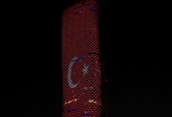 Символы Абу-Даби окрасились в цвета турецкого флага