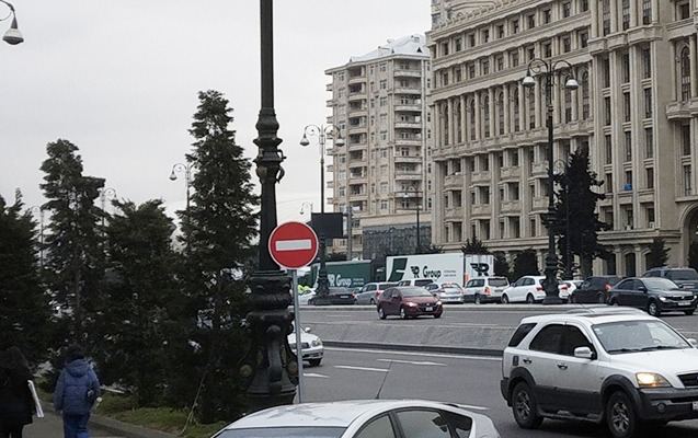 В Баку восстановлено движение транспорта на крупном проспекте - Дорожная полиция