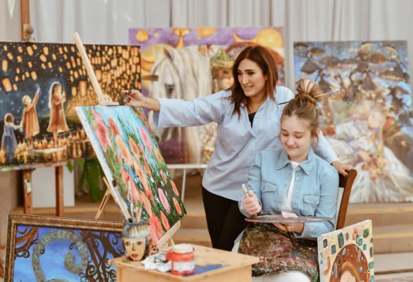 Юная азербайджанка приняла участие в проекте Всемирного фонда детского творчества