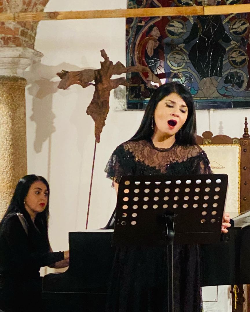 Азербайджанская исполнительница выступила с концертом в церкви Милана (ФОТО)