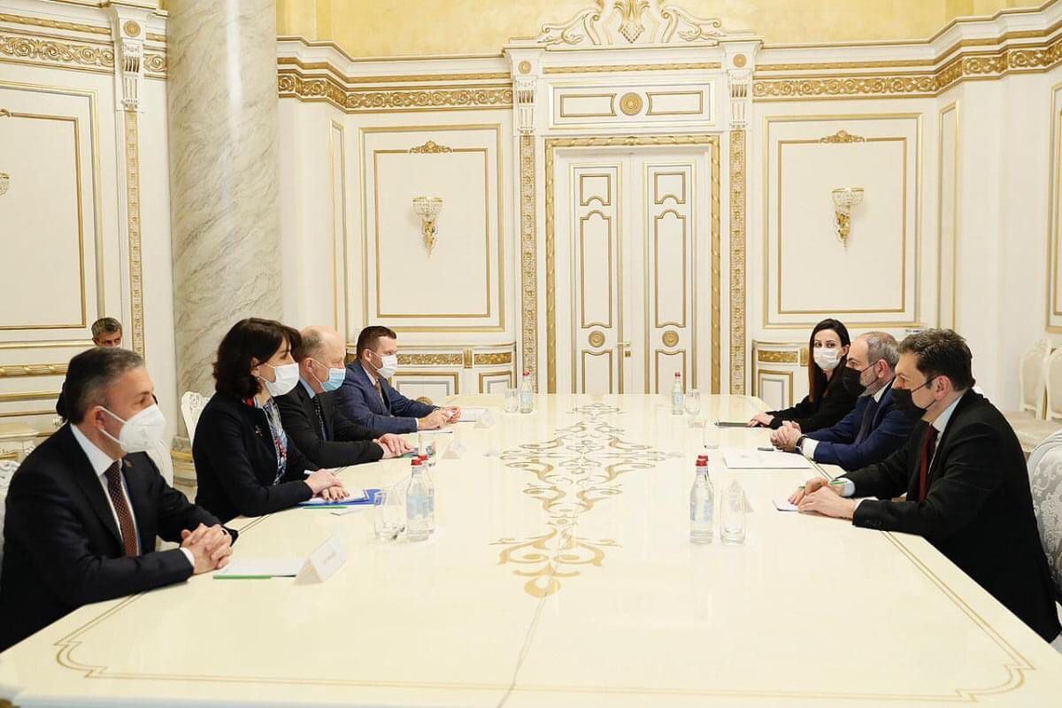 Азербайджанские депутаты встретились с Пашиняном